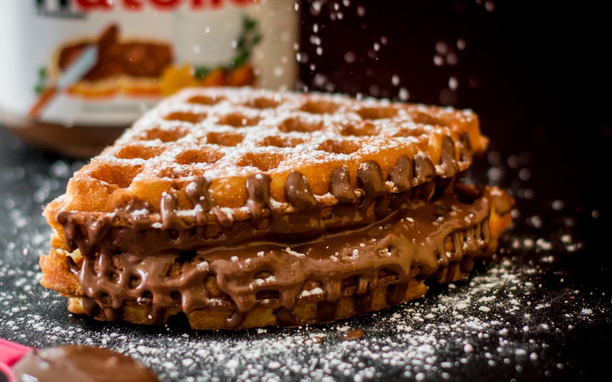 Waffles with chocolate hazelnut spread and a dusting of sugar, the combo Ferrero is freezing
